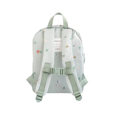 Mochila infantil com padrão de árvores, ovelhas e tratores, vista pelas costas
