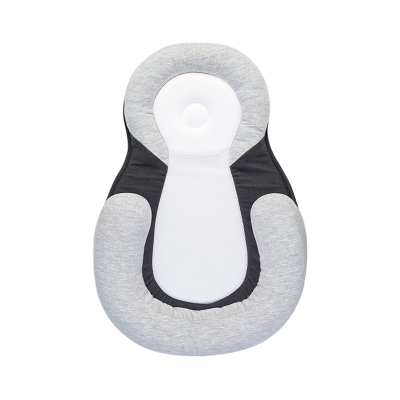 Almofada ergonómica para bebé com tecido cinzento, preto e branco, parte central perfurada e almofada para a cabeça