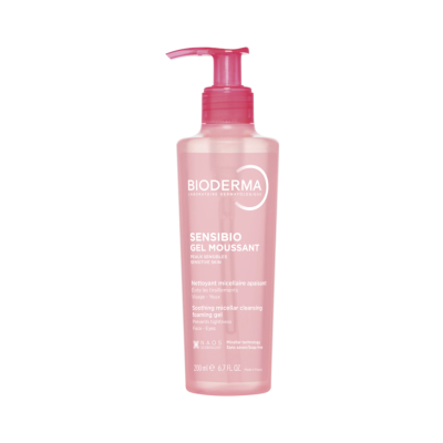 Frasco rosa de gel micelar Bioderma Sensibio com bomba