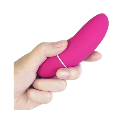 Dispositivo compacto rosa vibrante segurado por uma mão sobre fundo branco