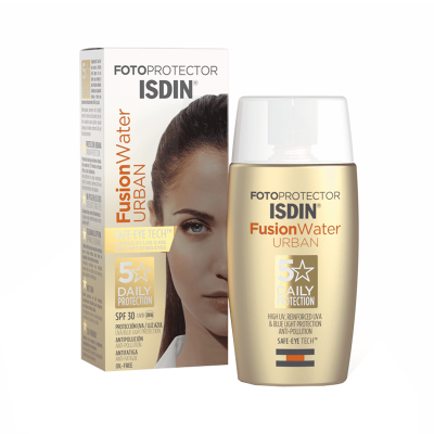 Fotoprotetor ISDIN Fusion Water Urban em embalagem dourada com texto e caixa com rosto de mulher