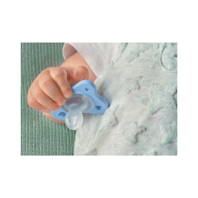 Bébé a segurar chupeta azul com roupa cinzenta com estrelas