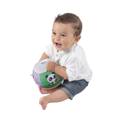 Bebé com bola macia colorida e desenhos de animais