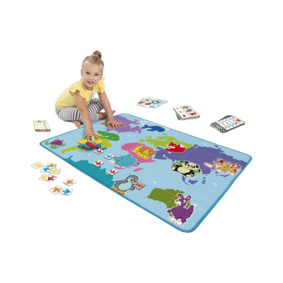 Tapete infantil com mapa do mundo colorido e animais, peças de jogo e criança a brincar