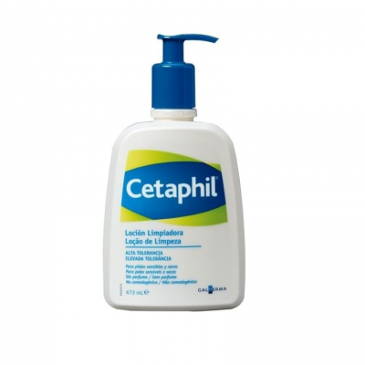 Frasco branco de loção de limpeza Cetaphil com doseador azul