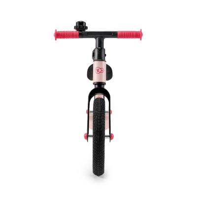 Bicicleta de equilíbrio cor de rosa e preto vista de frente com punhos vermelhos e roda preta.