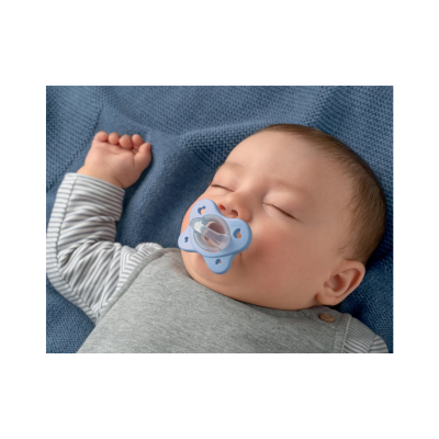 Bebé a dormir com chupeta azul numa manta azul