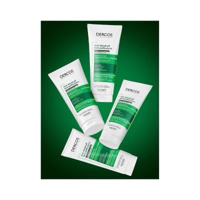 Quatro tubos brancos com rótulos verdes do condicionador anticaspa Dercos Technique da Vichy