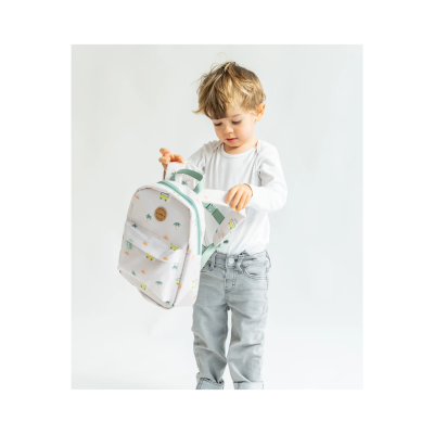 Mochila infantil branca com estampado colorido segurada por criança