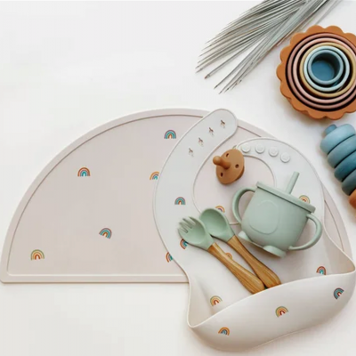 Conjunto infantil com tapete, babete, talheres, copo e brinquedo empilhável colorido