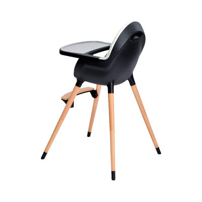 Cadeira alta para bebé com pernas de madeira e assento preto