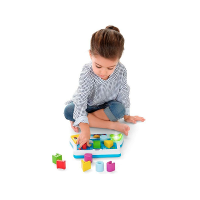 Criança a brincar com brinquedo educativo de formas coloridas