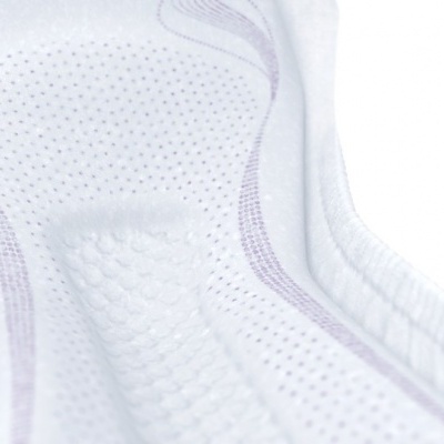 Absorvente feminino branco com textura acolchoada e bordas lilás