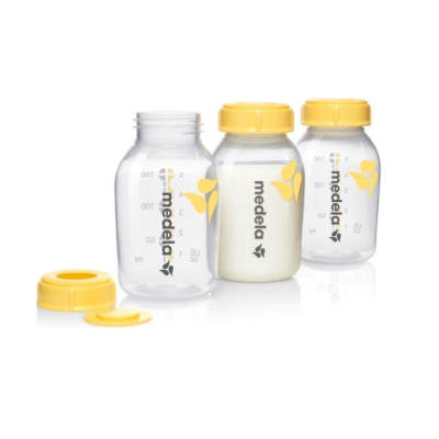 Três frascos Medela para leite materno, transparentes com tampa amarela, um aberto e dois fechados
