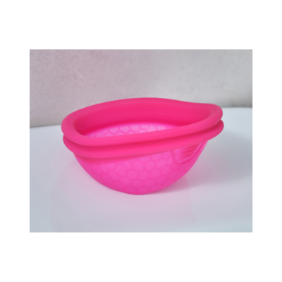 Taça de silicone cor-de-rosa com textura hexagonal