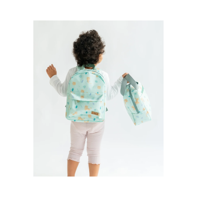 Criança com mochila e saco de mão verde água com padrões de ursos e folhas