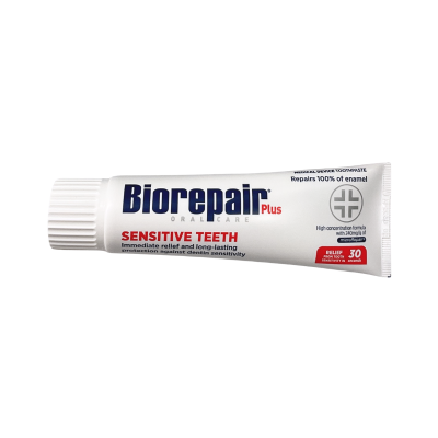 Tubo branco de pasta dentífrica Biorepair Plus para dentes sensíveis com texto colorido