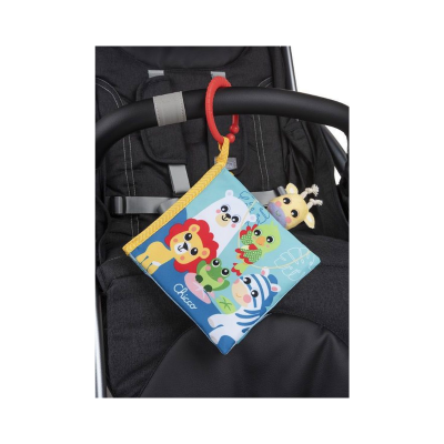 Livro de tecido infantil com animais coloridos preso a carrinho de bebé