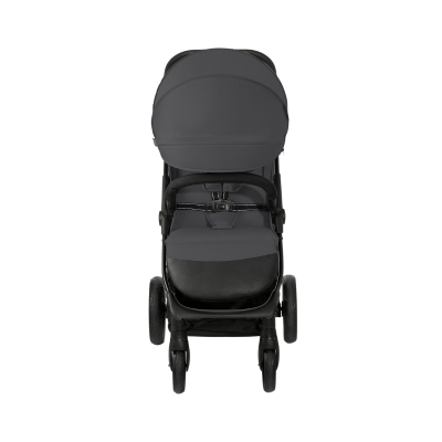 Carrinho de bebé cinzento escuro visto de frente com quatro rodas e capota grande