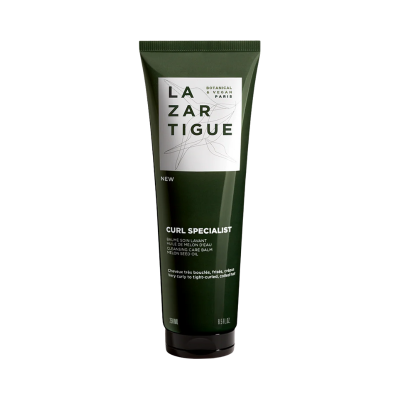 Frasco verde escuro de produto para cabelo com texto branco LAZARTIGUE