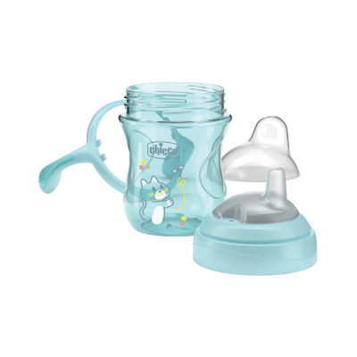 Copo de treinar azul translúcido com pega e decoração de gato