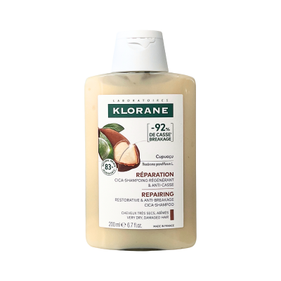 Frasco de shampoo KLORANE Reparação com cupuaçu 200 ml sobre fundo branco