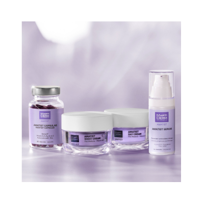 Conjunto de produtos Marti Derm Amatist para pele madura em embalagens lilás e branca