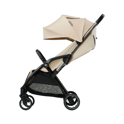 Carrinho de bebé compacto bege com estrutura metálica e rodas pretas