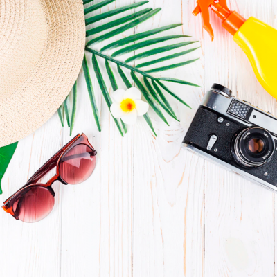 Acessórios de verão sobre mesa branca de madeira