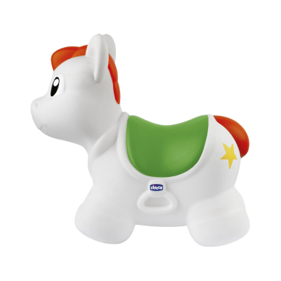 Brinquedo de cavalo branco com crina e cauda laranja, sela verde e estrela amarela