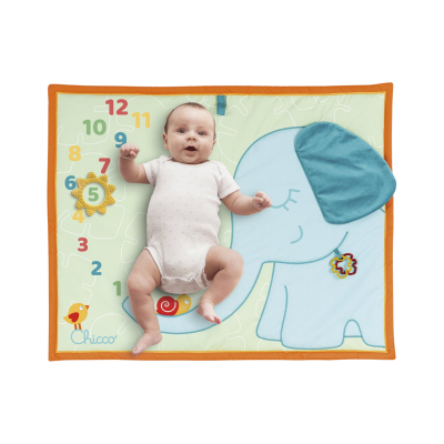 Bebé deitado num tapete de brincar colorido com números e elefante azul