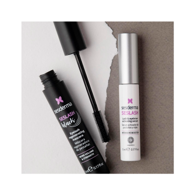 Dois produtos Sesderma para pestanas e sobrancelhas, rímel preto e sérum activador em fundo cinzento e branco.