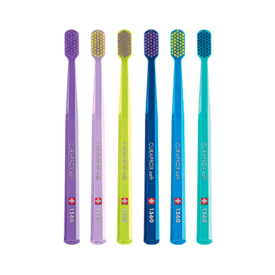 Seis escovas de dentes coloridas CURAPROX soft 1560 alinhadas