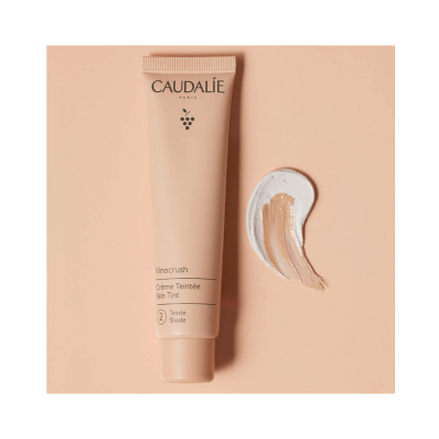 Tubo de creme com texto Caudalie Vinocrush ao lado de amostra do produto em fundo bege