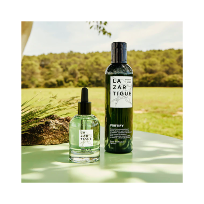 Dois produtos cosméticos LAZARTIGUE em ambiente exterior