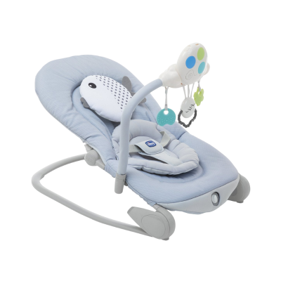 Cadeira de bebé azul clara com almofada e brinquedos pendurados