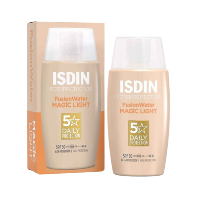 Frasco e embalagem do fotoprotetor ISDIN FusionWater MAGIC LIGHT com selo 5 estrelas proteção diária.