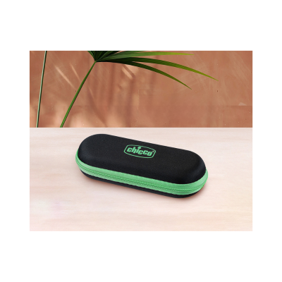 Estojo rígido preto para óculos com fecho verde da marca Chicco.