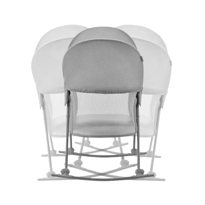 Cadeira de bebé cinza com estrutura metálica e tecido de rede
