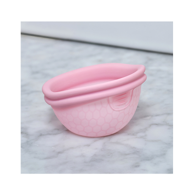 Tigelas de silicone cor-de-rosa com padrão hexagonal em superfície de mármore