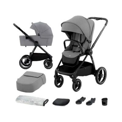 Carrinho de bebé cinzento com estrutura preta e acessórios sobre fundo branco