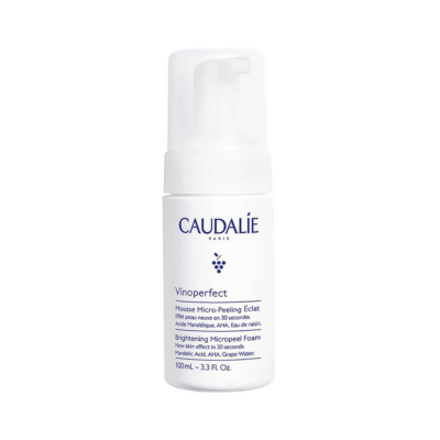 Embalagem branca de mousse micro-peeling da marca Caudalie Vinoperfect com doseador