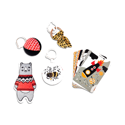 Conjunto de brinquedos infantis com chocalhos, cartão e cartas coloridas