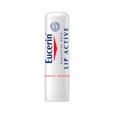 Bálsamo labial Eucerin Lip Active em embalagem branca com texto azul e vermelho