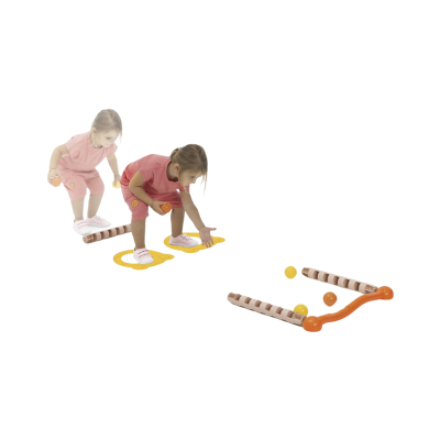 Brinquedo infantil para lançamento de bolas com varas castanho claro e barra laranja e crianças a jogar