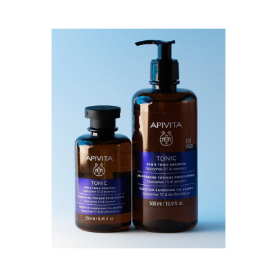 Dois frascos castanhos de champô tónico masculino APIVITA com rótulos azul-marinho e tampas pretas