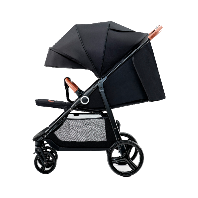 Carrinho de bebé preto com punhos castanhos e rodas grandes.