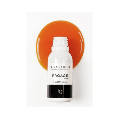 Frasco branco com rótulo preto e branco e líquido alaranjado em fundo branco