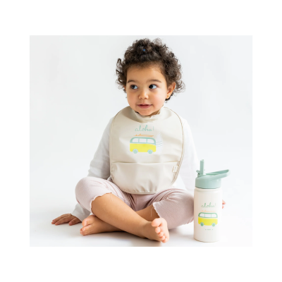 Bebé com babete e garrafa decorados com carrinha amarela e palavra aloha!