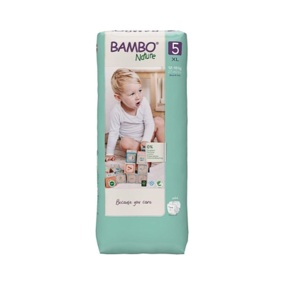 Pacote de fraldas Bambo Nature tamanho 5 XL verde e branco com fotografia de criança